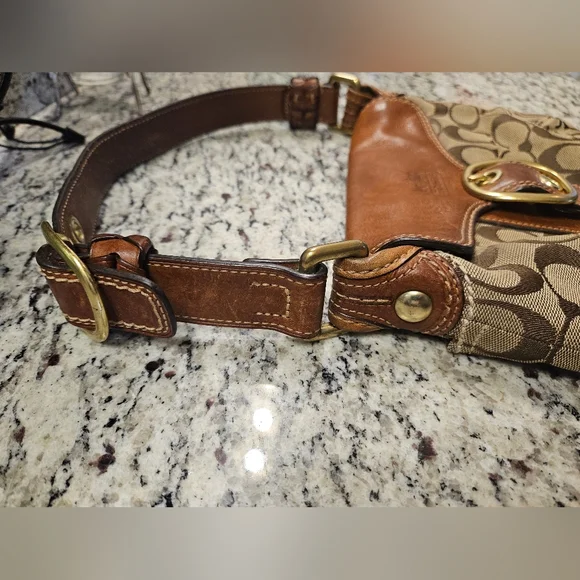 Vintage Coach Brown and Tan Signature Shoulder Bag - Picture 3 of 11